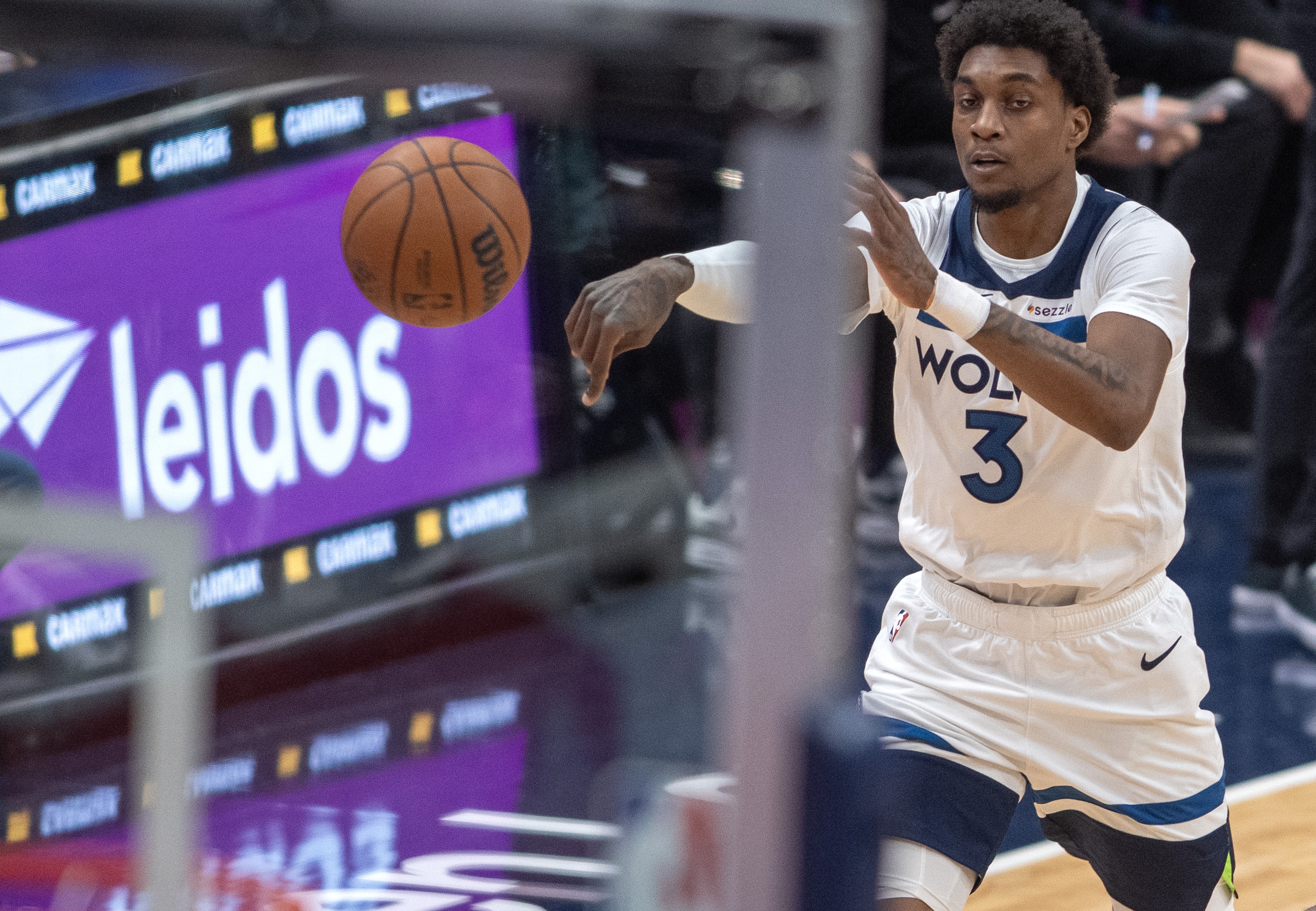 开云体育下载-根本顶不住！森林狼半场万箭齐发&amp;三分21中13 命中率高达61.9%