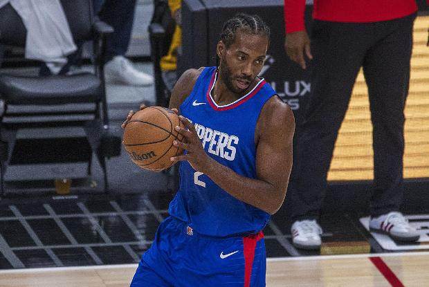 韦少出手小卡绝望跪地 关键攻防他被克拉克森主宰