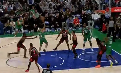 开云体育网址-内姆布哈德抛投打进，独行侠开局打出一波20-7领先公牛