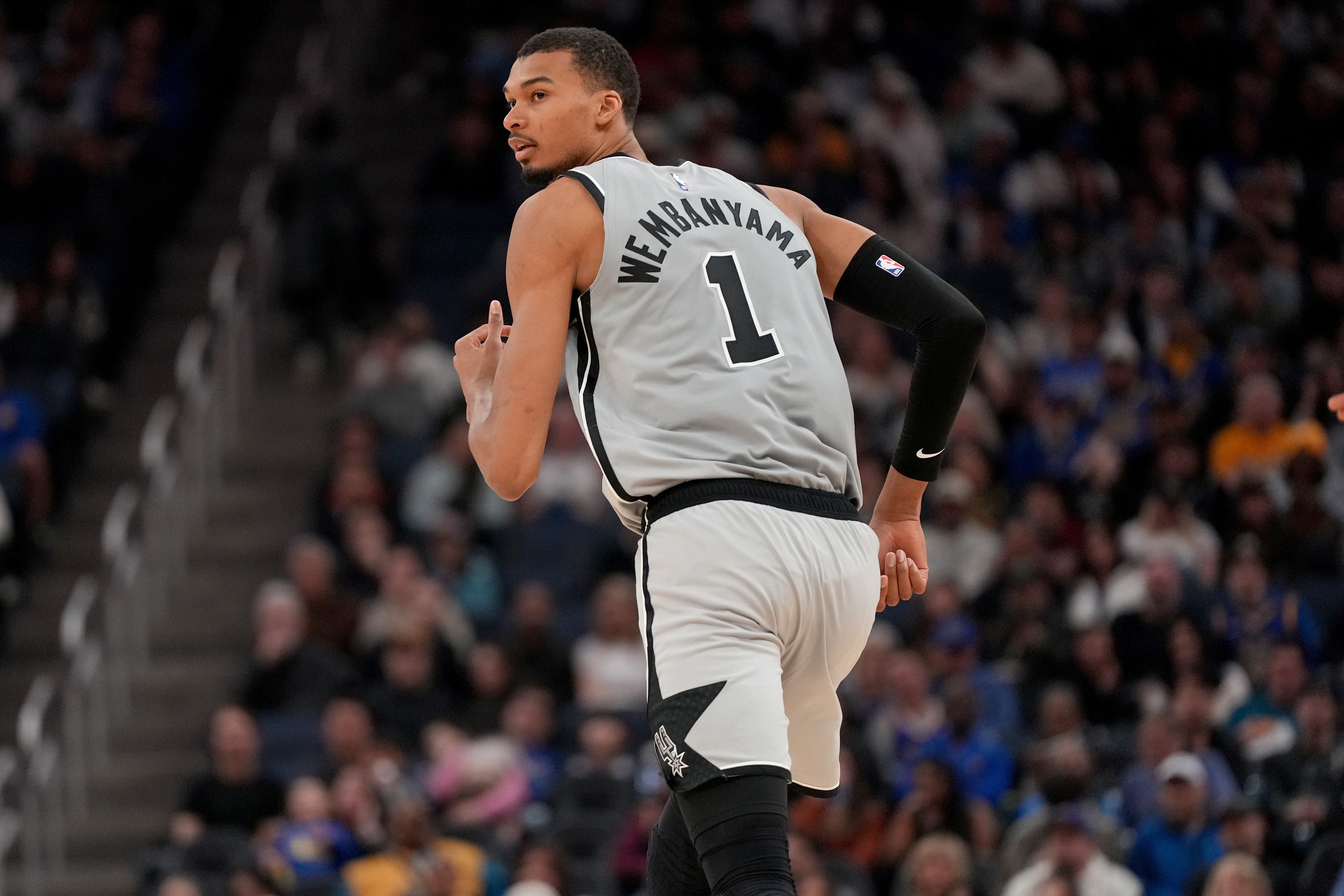 开云体育APP-大布泽尔：文班亚马是防守多面手 而且他的进攻潜力无限